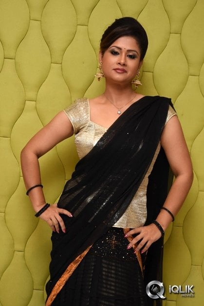 Shilpa-Chakravarthy-at-Jeelakarra-Bellam-Movie-Music-Launch